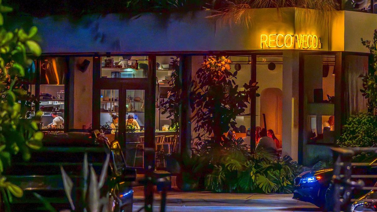 Exterior del restaurante Recoveco en South Miami, dirigido por el matrimonio formado por Nicolás Martínez y María Teresa Gallina. 