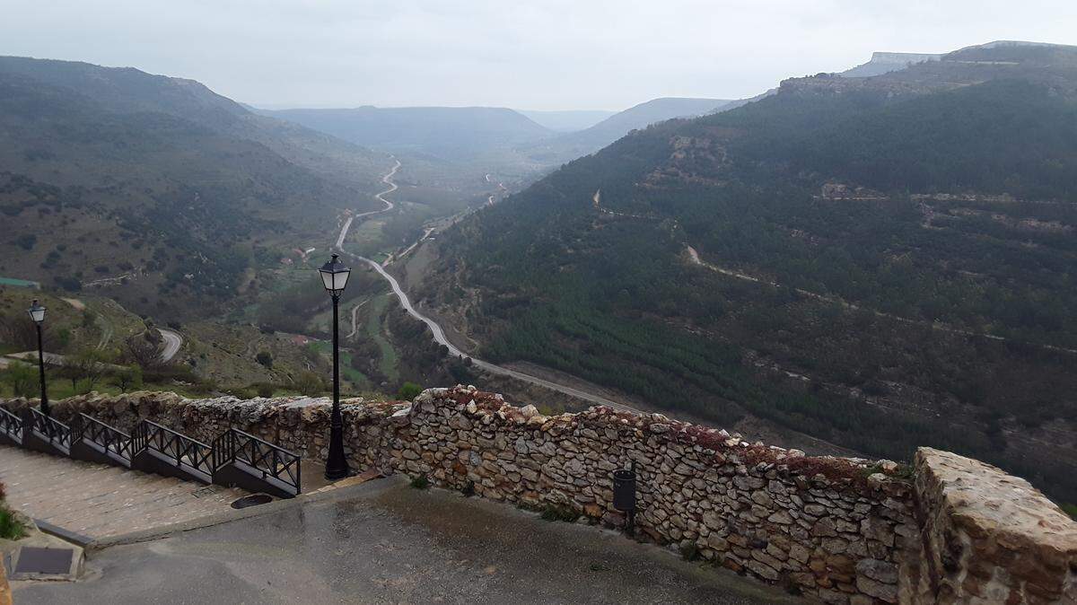 La sierra de El Rebullar, un quimérico espectáculo natural. Se dice que el nombre del poblado proviene de tiempos bélicos, cuando las mujeres cantaron y tocaron los tambores con tal estruendo, que el ejército supuso al poblado una plaza inexpugnable.