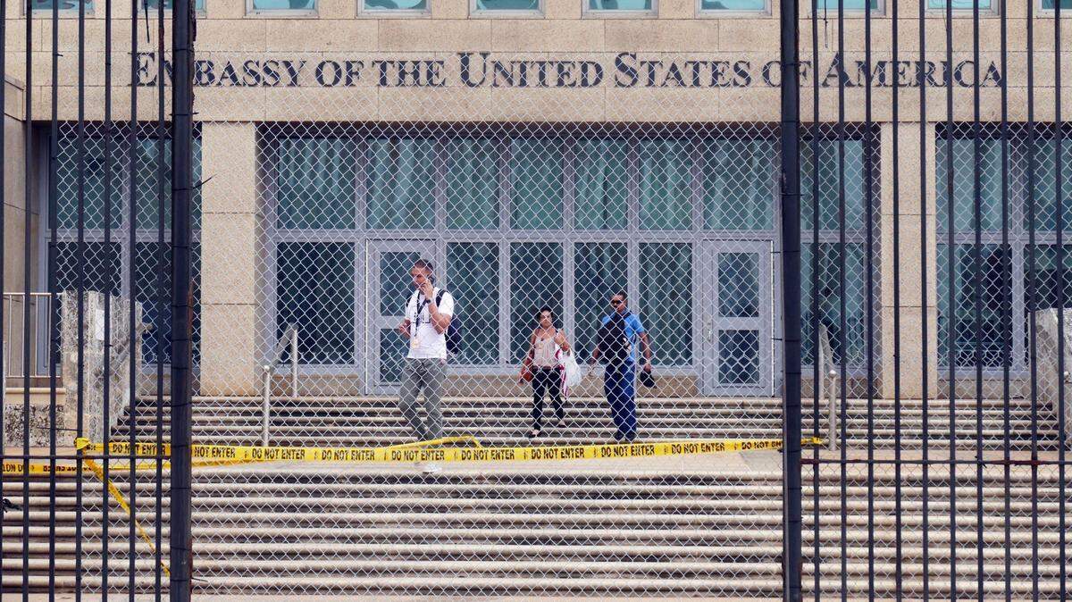 Empleados salen de la embajada de EEUU en La Habana el 29 de septiembre del 2017, tras conocer que Washington estaba retirando personal diplomático en Cuba.