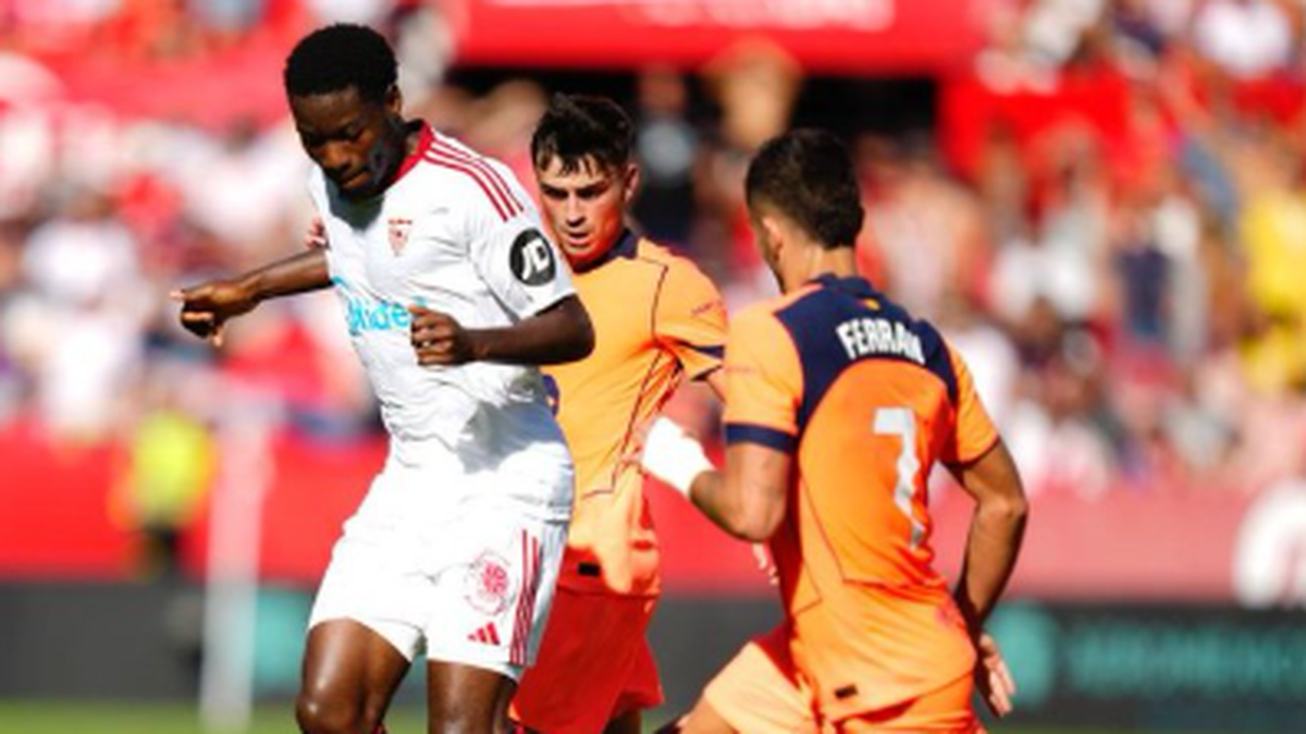 Sin Lamine Yamal, de nuevo lesionado, el Barcelona se estancó en el campo del Sevilla (4-1), este domingo en la octava jornada de la liga y dejó el liderato en manos del Real Madrid.