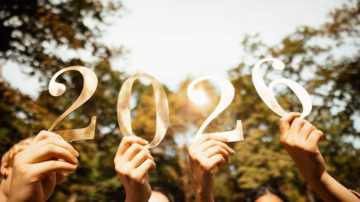 With glittering numbers in hand, these two shine with happiness as they look forward to 2026.