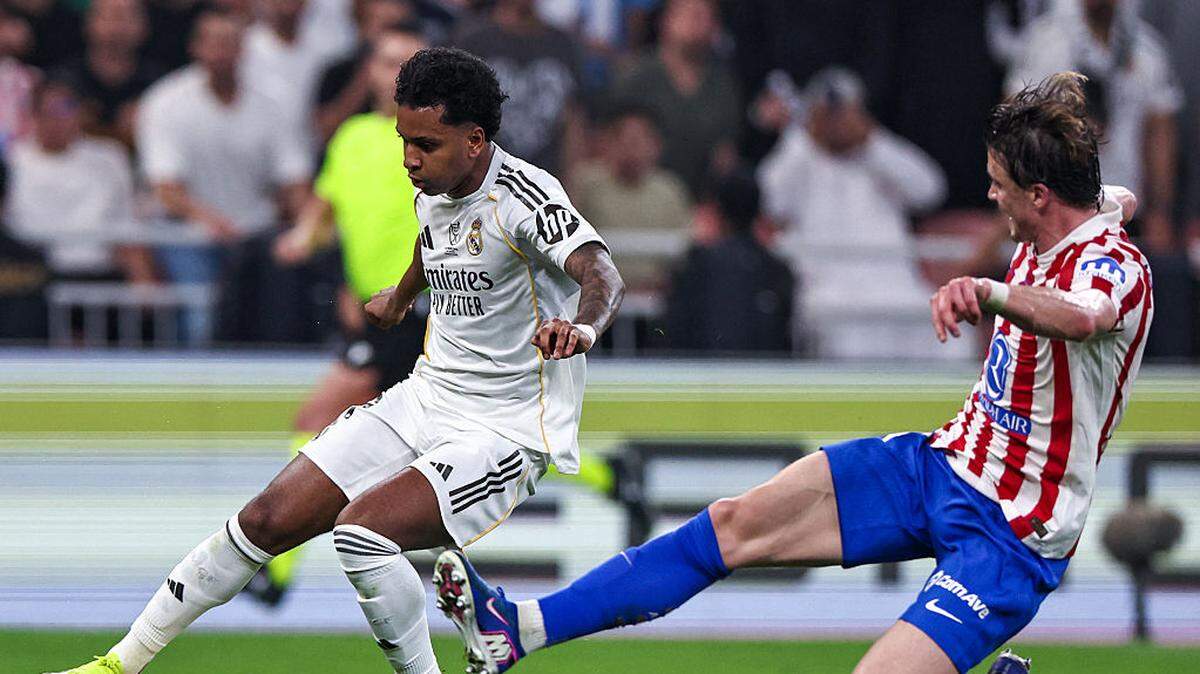 El delantero del Real Madrid Rodrygo (izq.) conduce el balón ante la marca de Conor Gallagher, del Atlético de Madrid, en el partido de la semifinal de la Supercopa de España efectuado el 8 de enero de 2026 en Yedá, Arabia Saudí.
