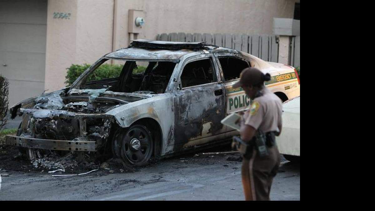 La Policía de Miami-Dade, investiga el incendio intencionado que destruyó en la madrugada del viernes dos coches patrulla aparcados en la vivienda de sendos agentes de este cuerpo, informaron las autoridades.
