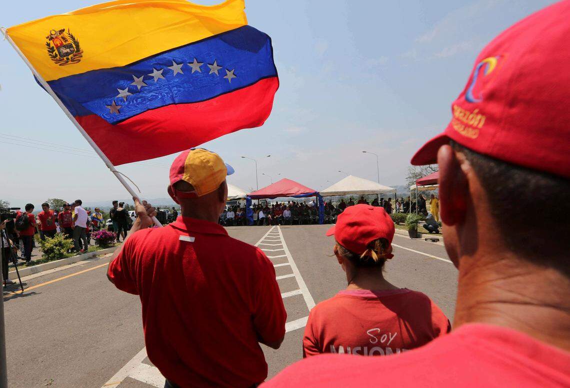Simpatizantes del régimen de Nicolás Maduro ondean una bandera venezolana en el puente internacional de Tienditas, en la frontera con Colombia.