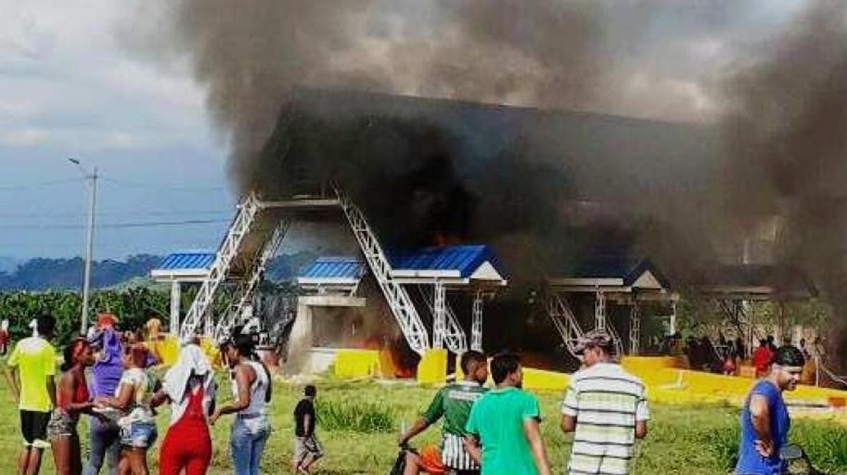 Un peaje en Ríogrande, Turbo, fue incendiado este viernes durante las protestas contra el cobro de nuevos peajes en la zona.