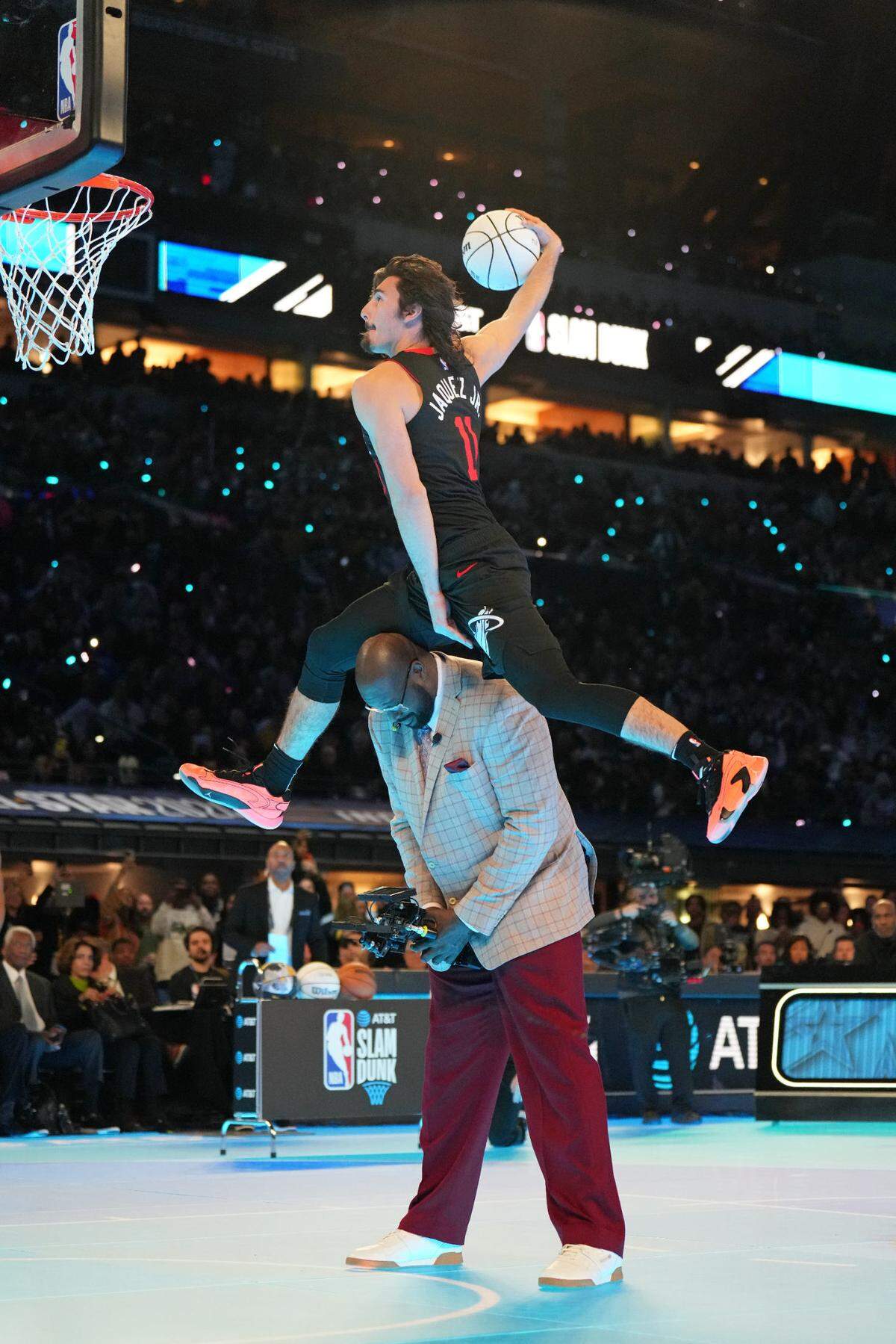 El novato del Heat Jaime Jáquez Jr. salta por encima de Shaquille O’Neal en el Concurso de Clavadas, durante las competencias en el Juego de las Estrellas, celebrado el 17 de febrero de 2024 en Indianápolis.