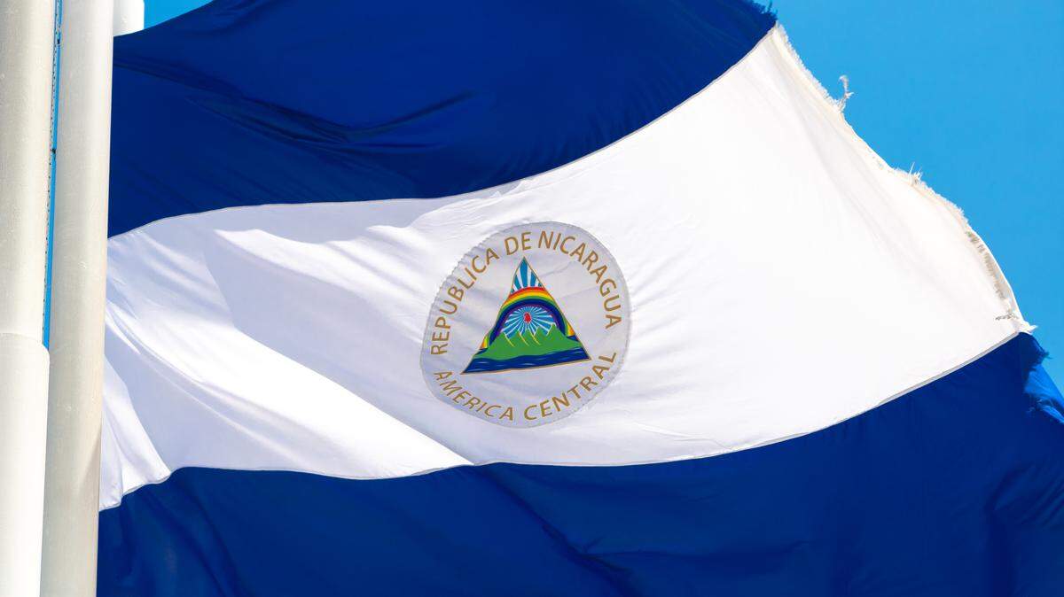La bandera Nacional de Nicaragua ondeando