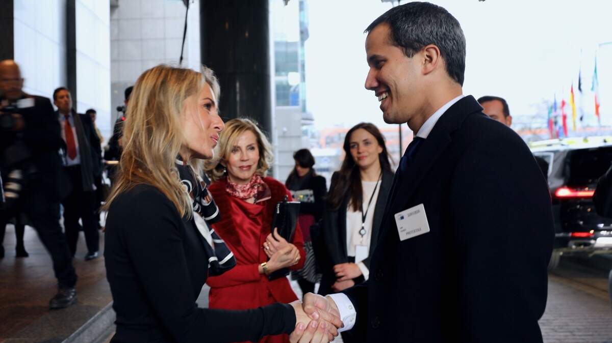 Dita Charanzová y Juan Guaidó en la entrada del Parlamento Europeo.