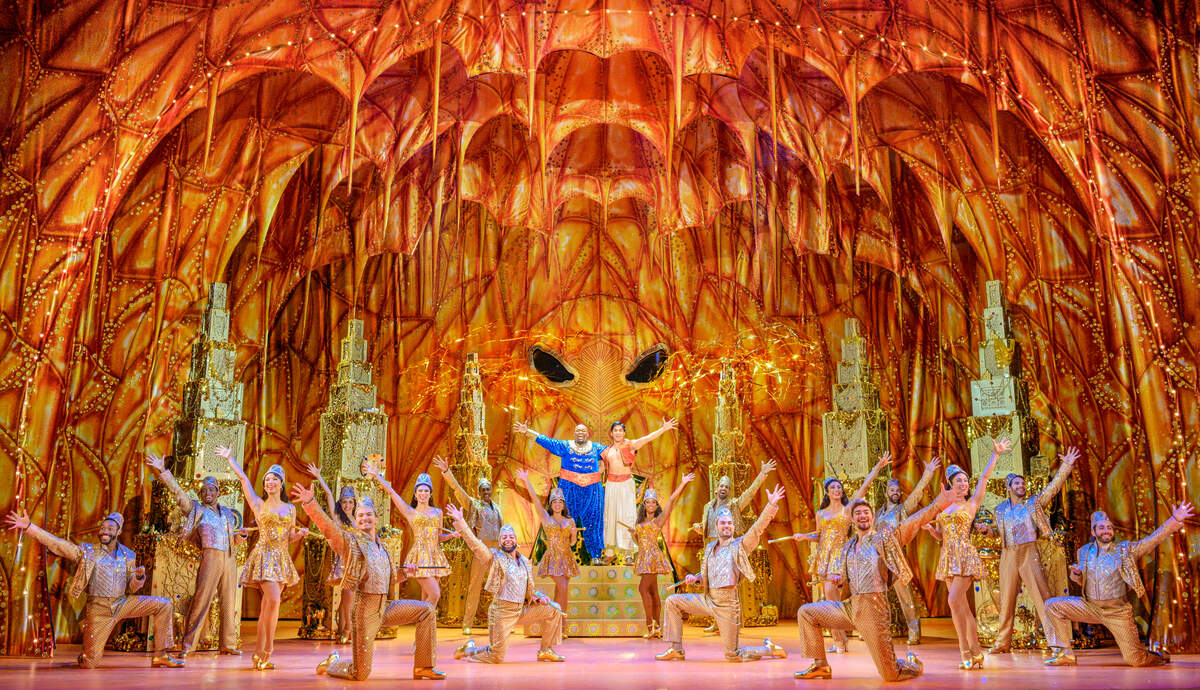 Números de baile como el de la caverna mágica y el de los tres amigos de Aladdin en su palacio también recibieron ovación.