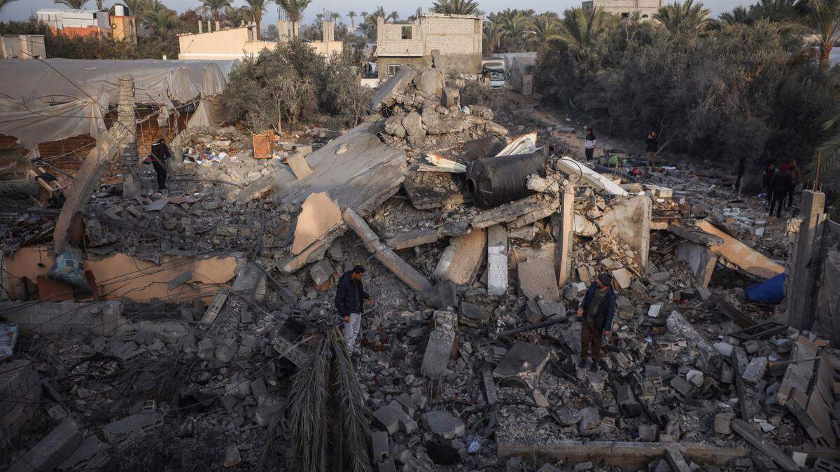 Hombres inspeccionan su hogar tras un ataque aéreo israelí en Deir el-Balah, Franja de Gaza, el 15 de enero de 2025, mientras continúa la guerra entre Israel y el movimiento palestino Hamás. 