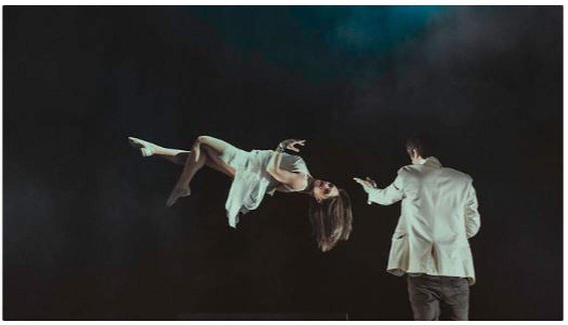 Reza lleva el arte de la ilusión a nuevo nivel. Un espectáculo de magia estilo concierto de rock en el Adrienne Arsht Center.