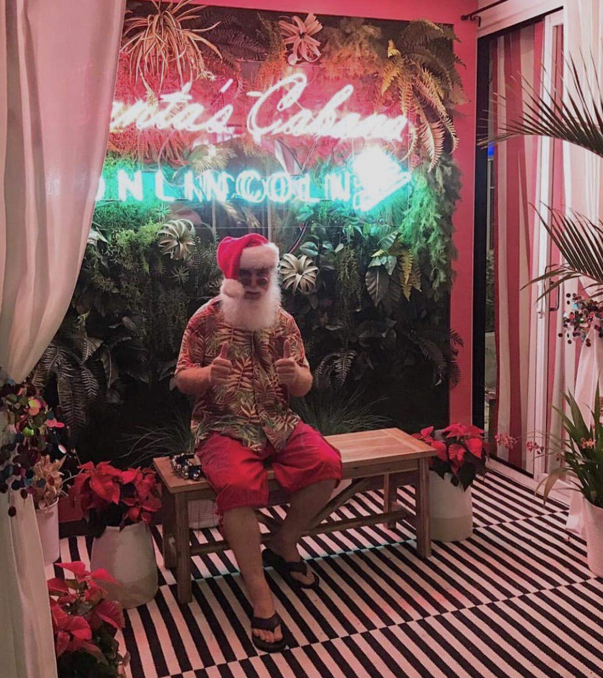 Si quieres tomarte un selfie con Santa, este año Papá Noel ha cambiado su trineo por una cabaña, en Lincoln Road, al puro estilo de Miami Beach. Esta cabaña es su residencia temporal hasta el 25 de diciembre de 2019.
