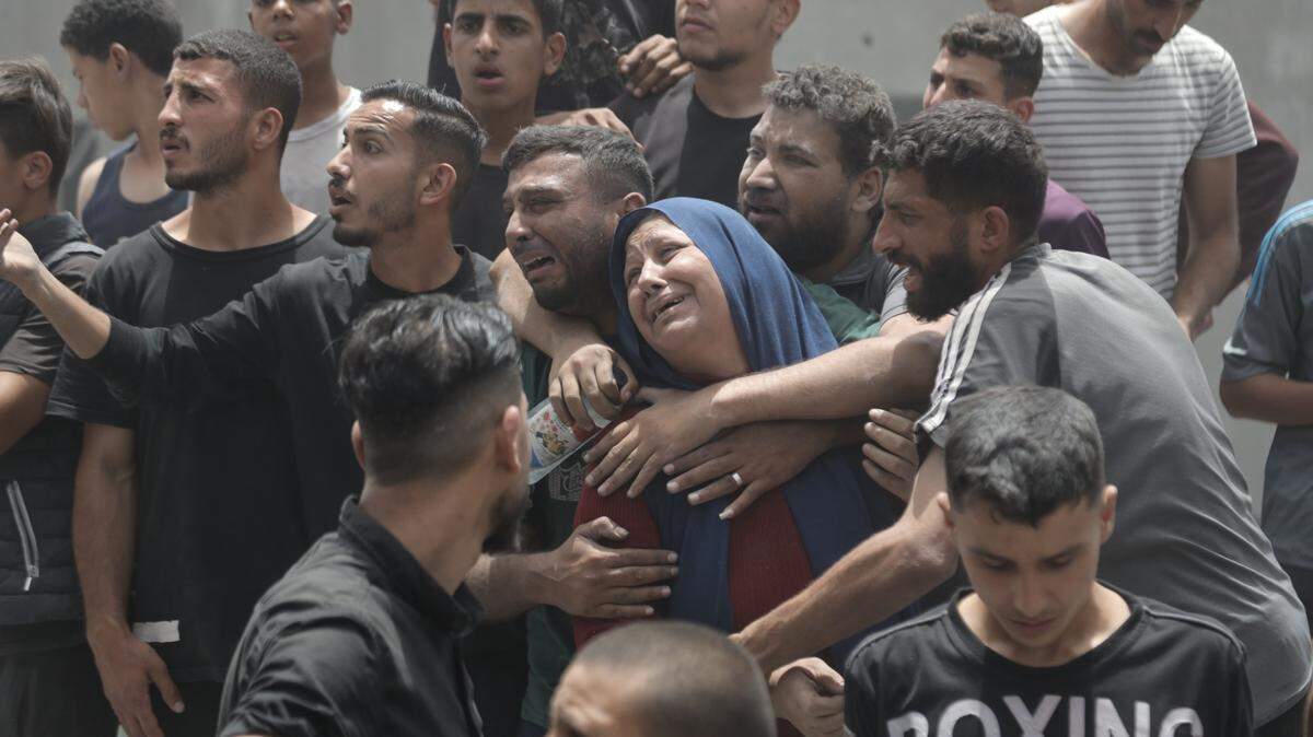 Palestinos lloran en el lugar de un ataque aéreo israelí en el campo de refugiados de Jabalia, en el norte de la Franja de Gaza, el sábado, 17 de mayo de 2025. Al menos 64 palestinos murieron en ataques israelíes en la Franja de Gaza el sábado, dijo la Defensa Civil en Gaza.