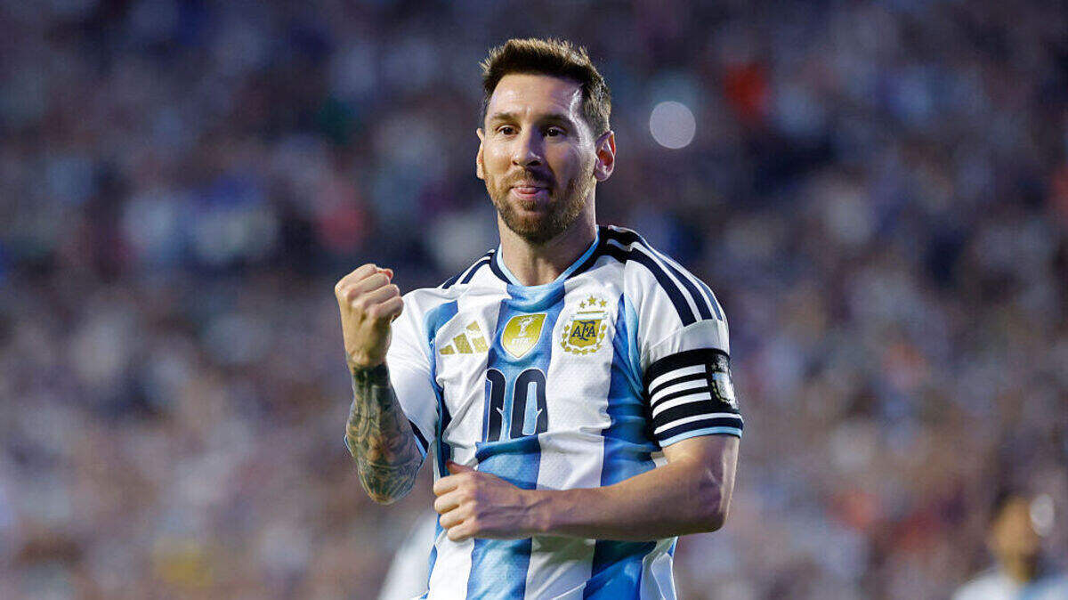 Lionel Messi anotó tres goles ante Argelia el martes y empató la marca de más tantos en Copas del Mundo con 16, un récord que comparte ahora con el atacante alemán Miroslav Klose.