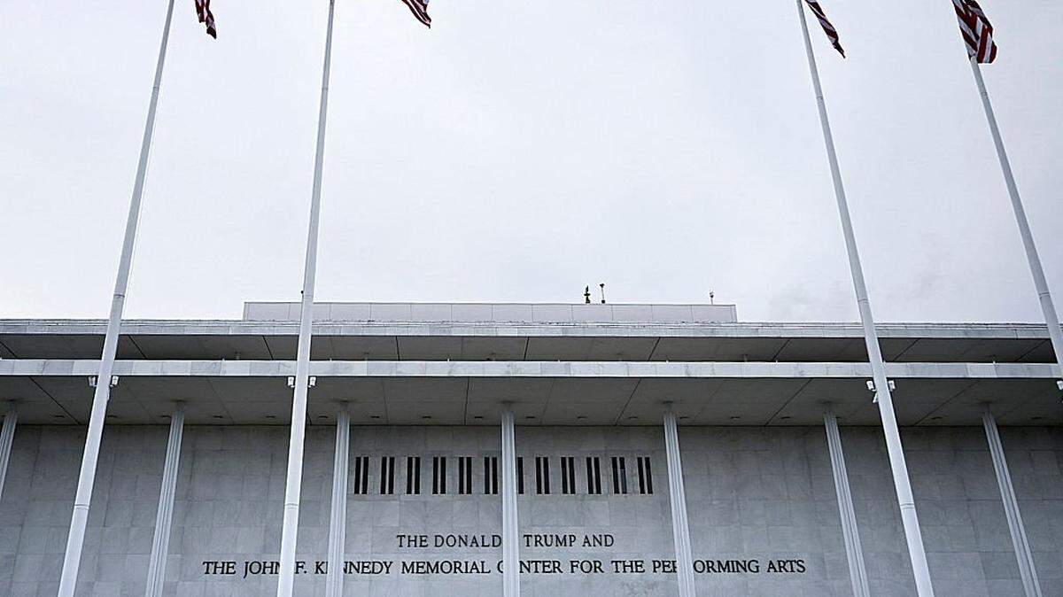 El director del Centro Kennedy de las Artes Escénicas, Richard Grenell, demandará al músico Chuck Redd por haber cancelado su concierto anual de jazz en protesta por el nuevo nombre del centro cultural para incluir el del presidente Donald Trump.