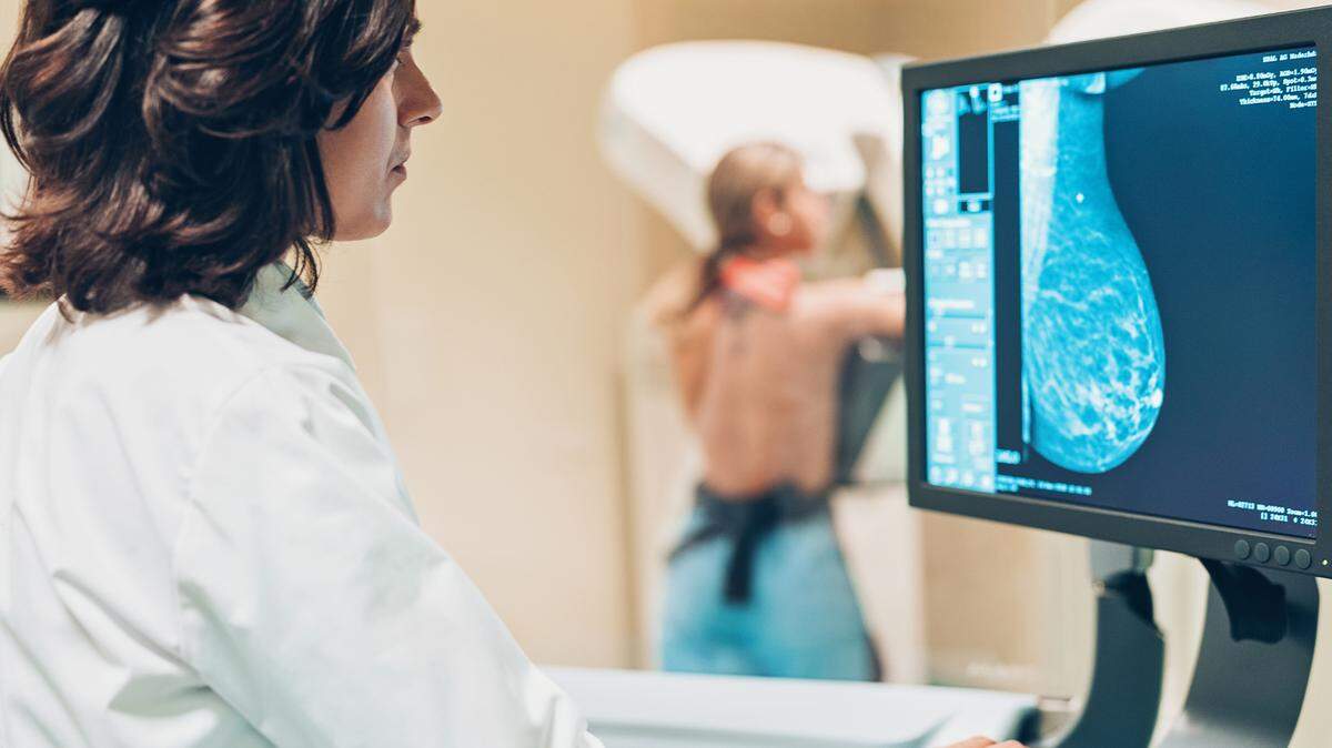 La mamografía es el método más efectivo para detectar el cáncer de seno. Este viernes 20, las residentes del Distrito 6 de Miami-Dade pueden recibir un certificado para hacerse una mamografía gratis, en un esfuerzo coordinado entre la oficina del comisionado Kevin Marino Cabrera, con la Liga contra el Cáncer, en el mes de Concienciación sobre cáncer de seno.
