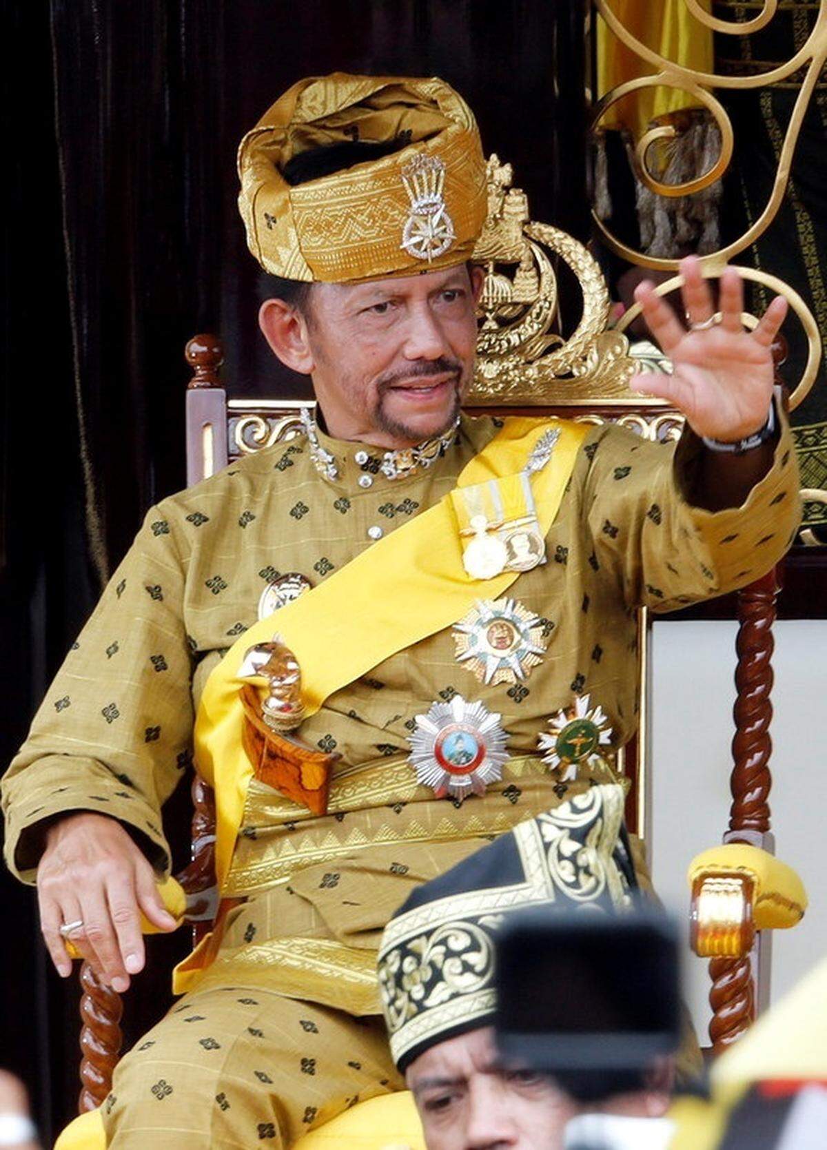 Haji Hassanal Bolkiah Muizzaddin, sultán de Brunei, ocupa el segundo puesto. Tres lustros por detrás de la reina británica.