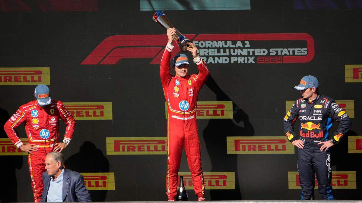 El monegasco Charles Leclerc (centro)venció este domingo en el Gran Premio de Estados Unidos, con el español Carlos Sainz completando un doblete de Ferrari, mientras Max Verstappen salió airoso de una polémica batalla por el podio con su gran rival en el Mundial, Lando Norris.