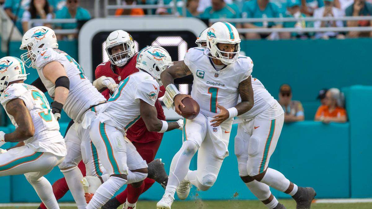 El quarterback de los Dolphins Tua Tagovailoa corre con el ovoide en la segunda mitad del partido ante los Cardinals de Arizona, celebrado el 27 de octubre de 2024 en el Hard Rock Stadium en Miami Gardens, Florida.