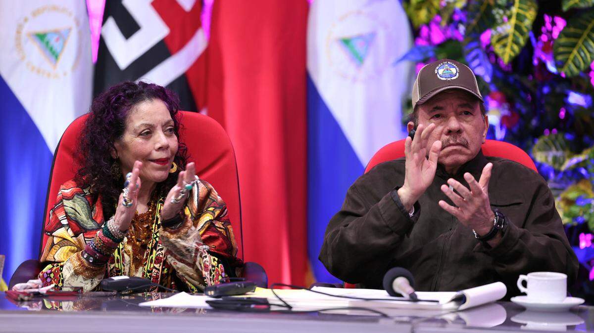  El gobernante de Nicaragua, Daniel Ortega, y su esposa y comandataria, Rosario  Murillo, asisten a la 17ª Cumbre Empresarial China-América Latina y el Caribe en Managua, Nicaragua, el 18 de noviembre de 2024. 