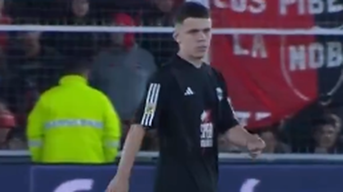 El juvenil Mateo Apolonio, con 14 años y 29 días, del club Deportivo Riestra, se convirtió el jueves en el futbolista más joven en debutar en un partido oficial de la primera división del fútbol argentino superando a Diego Maradona y Sergio ‘Kun’ Agüero.