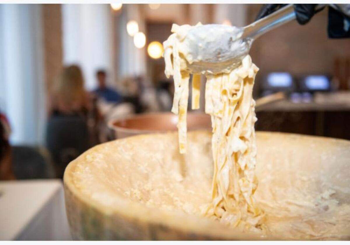 Uno de los orgullos del restaurante es la calidad de sus quesos, en especial el “queso parmesano a la rueda”, servido con pasta.
