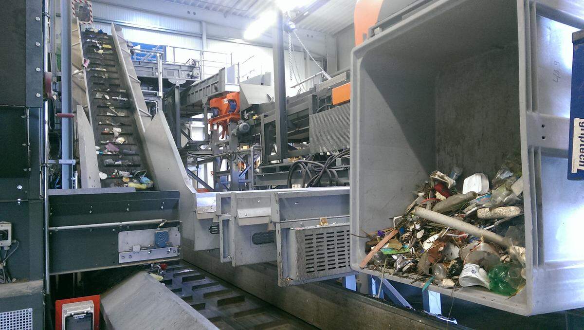 Proceso de selección de la basura plástica para reconvertir en el puerto de Róterdam.