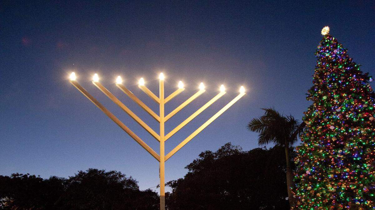 Una menora y un arbolito de Navidad iluminan el Parque Bayview en Cayo Hueso, en diciembre de 2016.