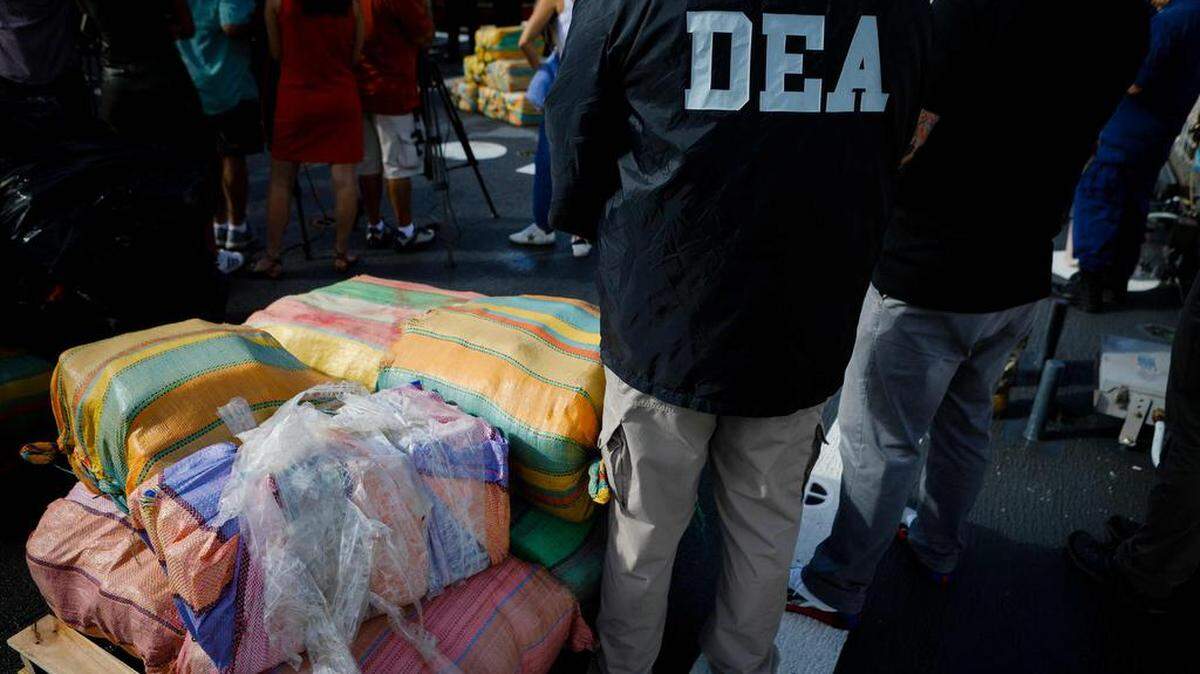 Agentes de la DEA se paran junto a paquetes de marihuana y cocaína durante una descarga en Port Everglades, en Fort Lauderdale, Florida, el 22 de noviembre de 2021. EVA MARIE UZCATEGUI / AFP/ Getty Images