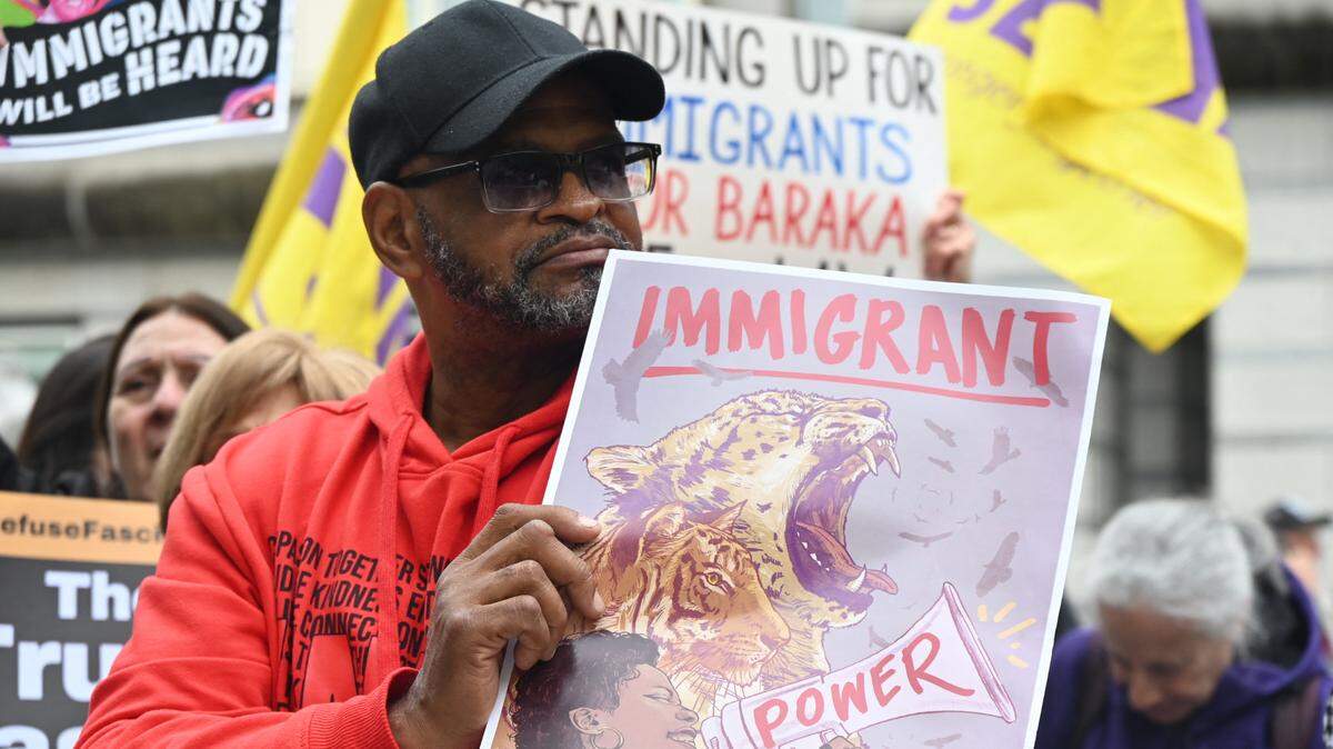 Manifestantes se congregan en apoyo del alcalde de Newark, Ras Baraka, y de inmigrantes frente al Tribunal de Distrito de Estados Unidos para el Distrito de Nueva Jersey en Newark, el 15 de mayo de 2025. La pancarta dice “El poder de los inmigrantes”.