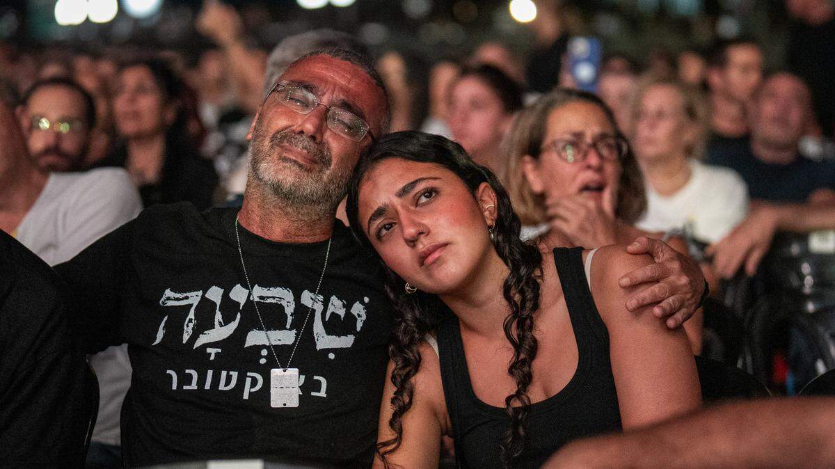 Familiares de los rehenes secuestrados por el grupo islámico Hamás participan en una ceremonia para recordar a las víctimas del ataque del 7 de octubre de 2023, en Tel Aviv, Israel.