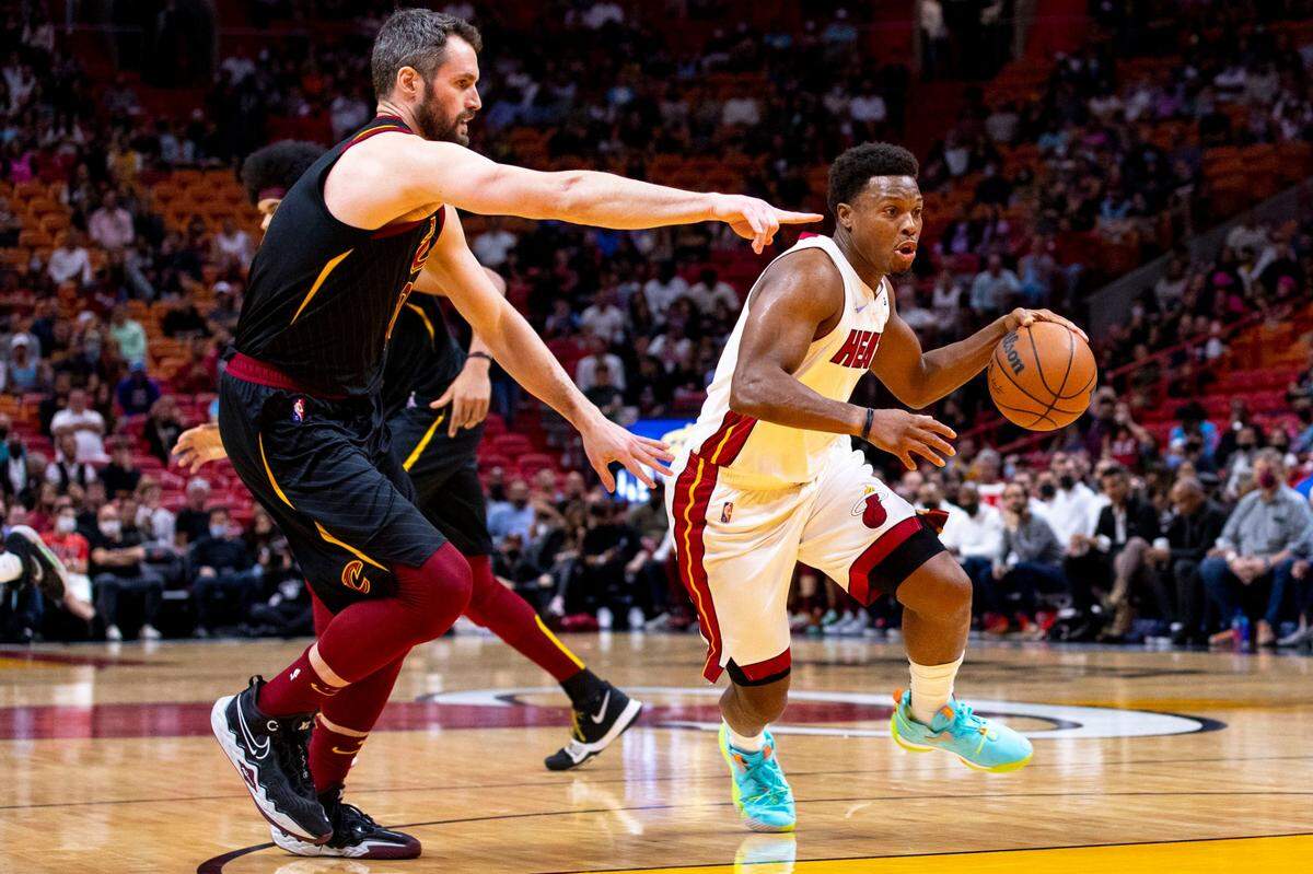 El escolta del Heat Kyle Lowry (der.) conduce el balón ante la marca de Kevin Love, de los Cavaliers de Cleveland, en el partido celebrado el 1ro de diciembre de 2021 en Miami.
