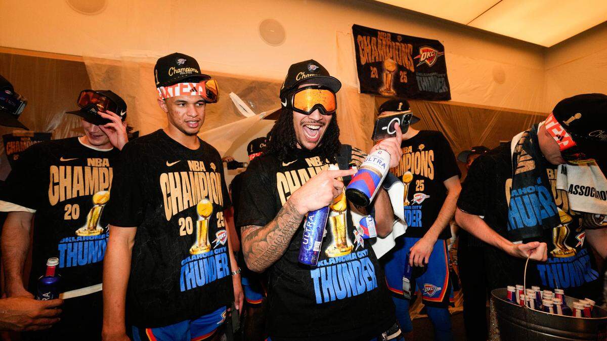Los jugadores del Thunder celebran en el vestuario tras derrotar a los Pacers de Indiana en el Juego 7 de las Finales de la NBA, celebrado el 22 de junio de 2025 en Oklahoma City.