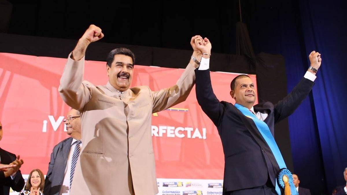 En esta foto de archivo, el gobernante venezolano Nicolás Maduro celebra la victoria electoral del gobernador de Zulia, Omar Prieto, quien es acusado de haber convertido al estado en un centro de operaciones de la mafia encabezada por él.
