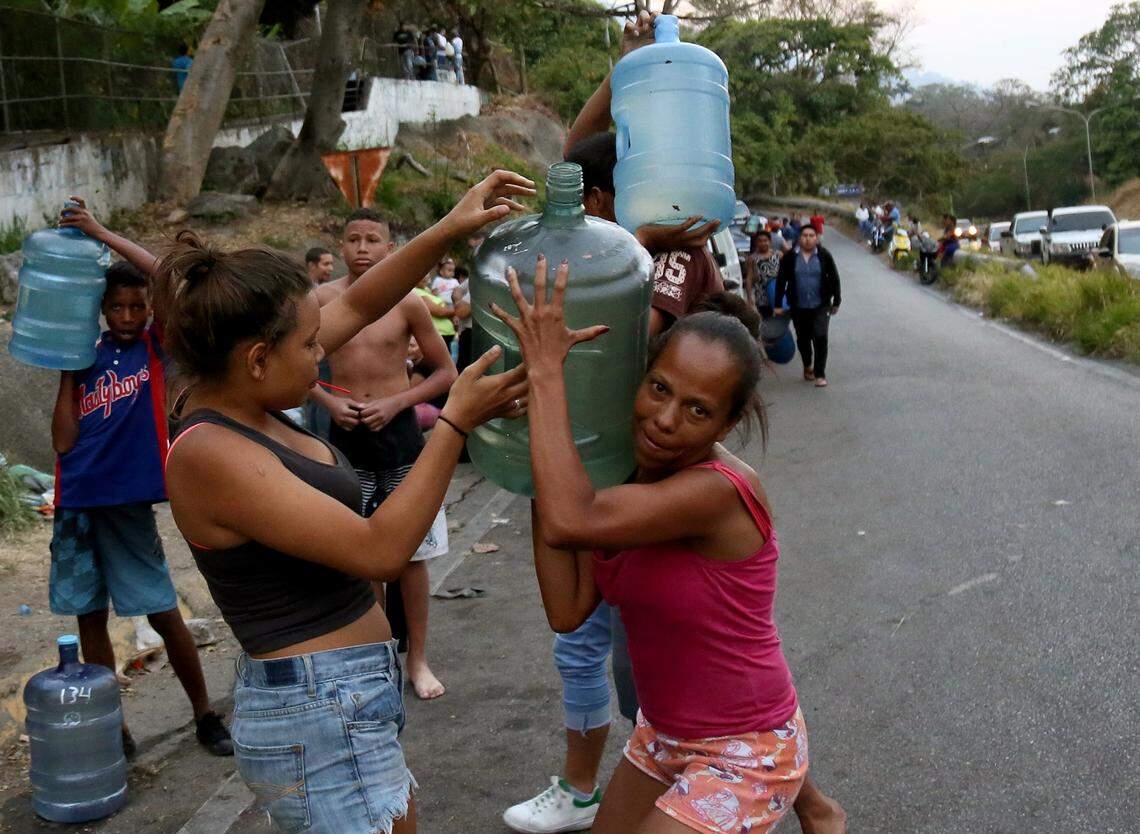 Venezolanos cargan agua en El Ávila, Caracas, el 10 de marzo del 2019 en medio del corte de electricidad que afecta al país.