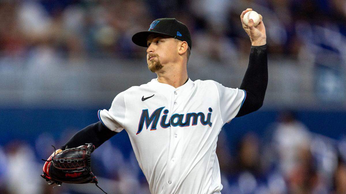 El abridor de los Marlins Braxton Garrett lanza en el primer inning del partido ante los Bravos de Atlanta, celebrado el 3 de mayo de 2023 en Miami.