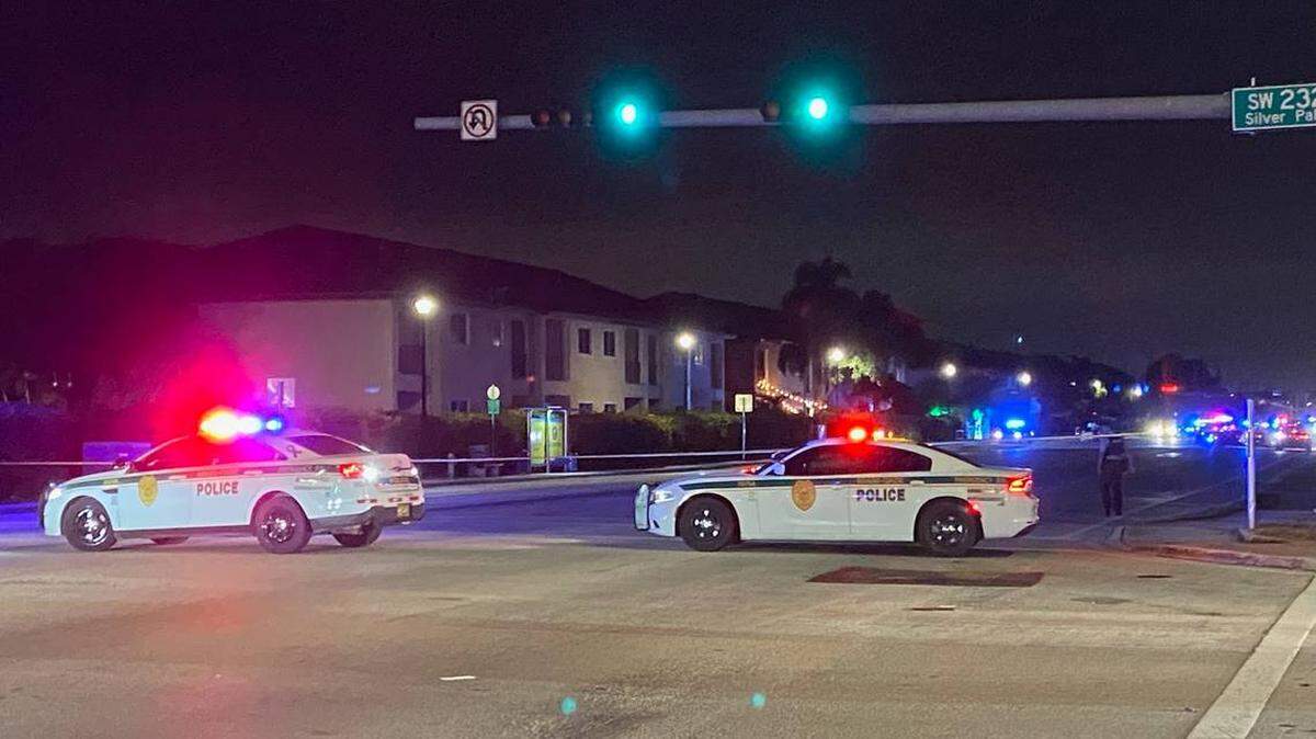 Un niño de 14 años murió tras ser atropellado por un automóvil en el sur del condado de Miami-Dade mientras cruzaba la Southwest 112 Avenue.