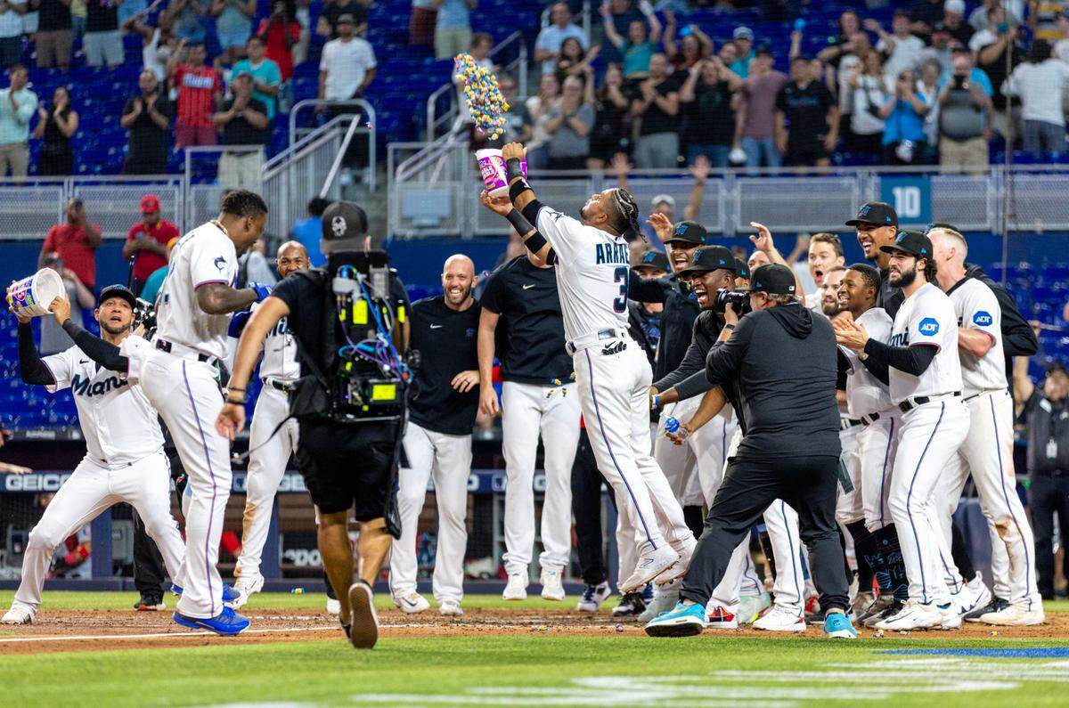 Los jugadores de los Marlins celebran luego de que Jorge Soler (izq.) disparara un jonrón en el noveno inning que dejó al campo a los Nacionales de Washington, en el partido celebrado el 16 de mayo de 2023 en Miami.