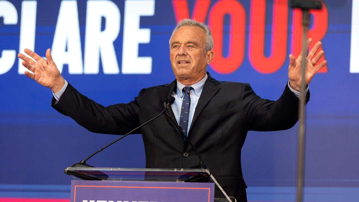 El candidato presidencial independiente Robert F. Kennedy Jr habla en un acto de campaña en Oakland, California, el 26 de marzo de 2024.