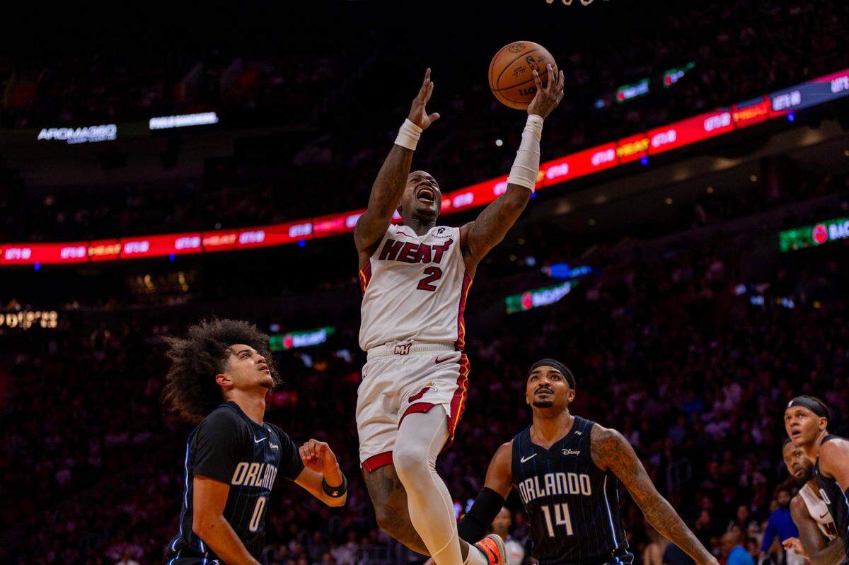 El jugador del Heat Terry Rozier entra al aro ante la marca de Anthony Black (izq.) y Gary Harris, del Magic de Orlando, en el partido de la NBA celebrado el 23 de octubre de 2024 en Miami.