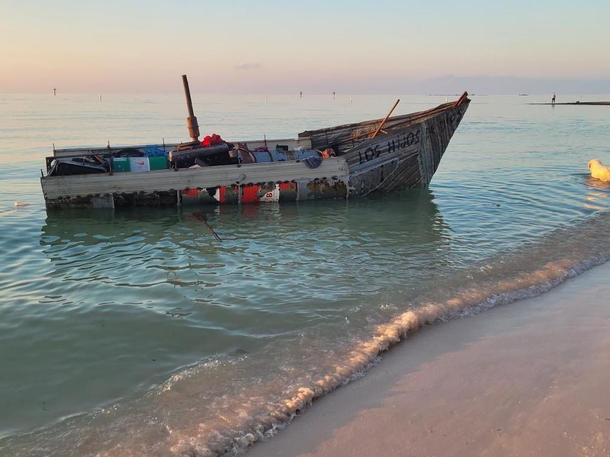 Una embarcación de inmigrantes cubanos encallada en las aguas poco profundas de Sombrero Beach, en la ciudad de Marathon, en los Cayos, el 22 de diciembre de 2022. La embarcación era una de las varias que llegaron al sur de la Florida en 24 horas con 175 migrantes.