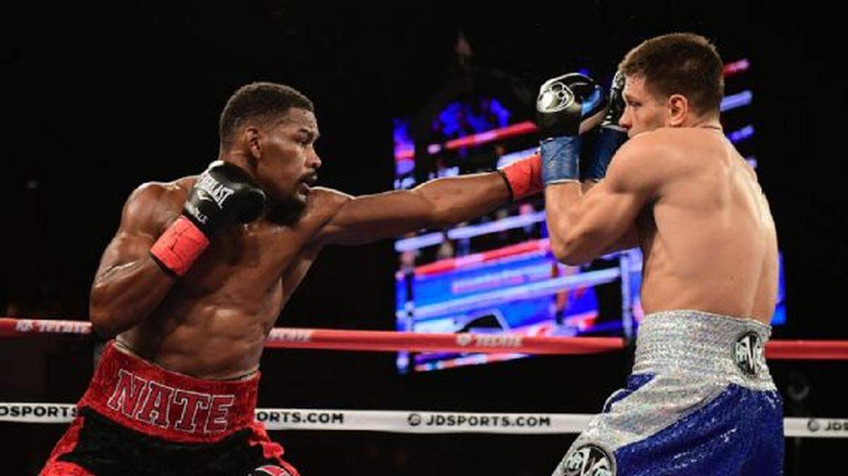 DANIEL JACOBS golpea el rostro de Sergiy Derevyanchenko en ruta a su triunfo en Nueva York.