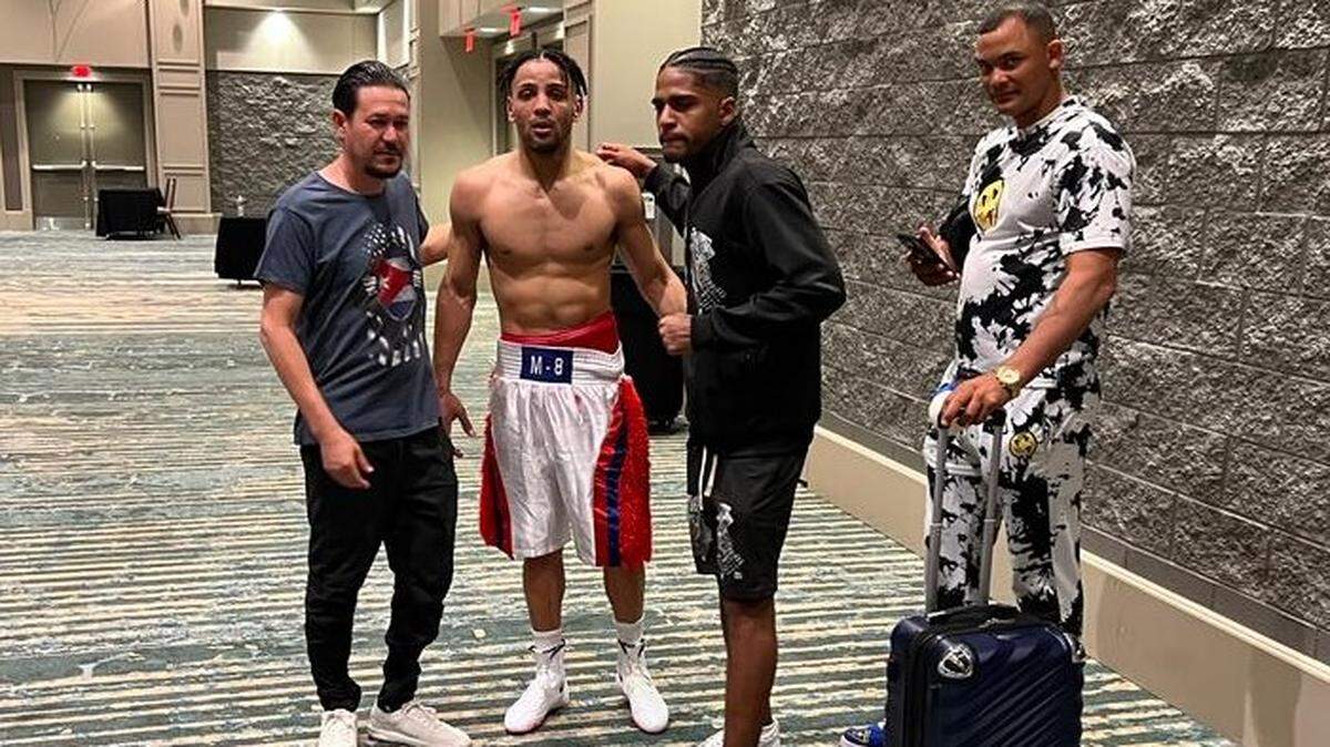 Los boxeadores cubanos Geovany Bruzón, Damián Lescaille y Yoenis Téllez junto al entrenador Jhovy García tras vencer en Orlando (de der. a izq.).