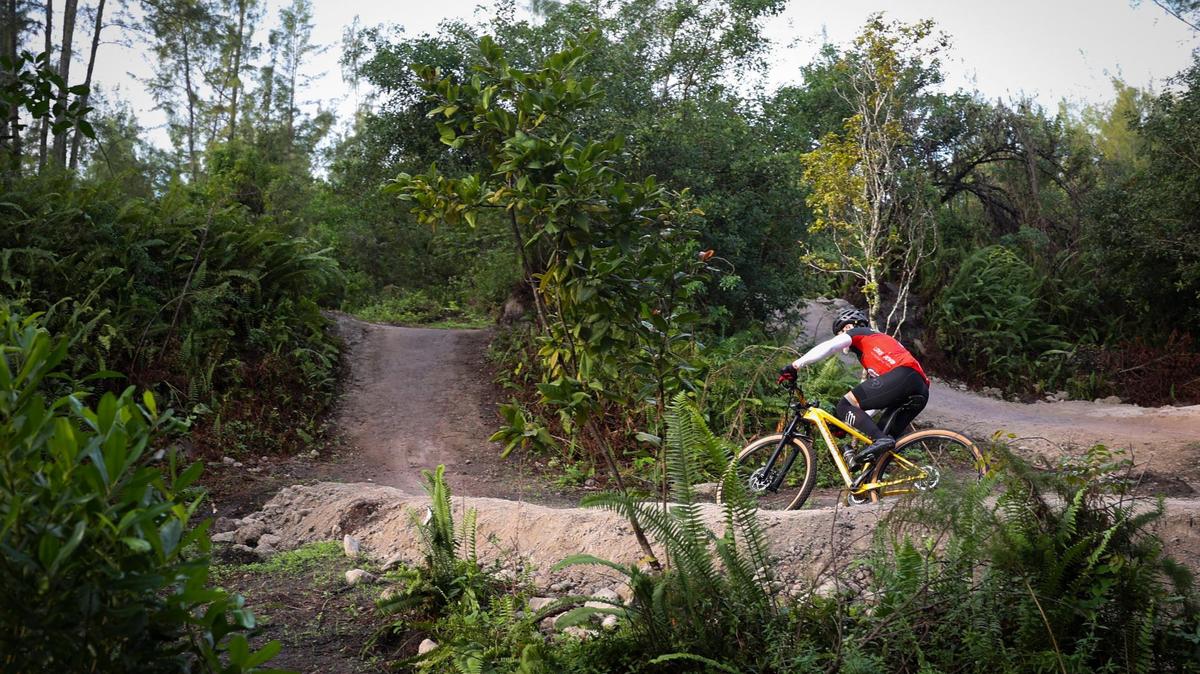 Un ciclista recorre una berma en un sendero avanzado para bicicletas de montaña en el Amelia Earhart Park, al norte de Hialeah, el 21 de diciembre de 2022.