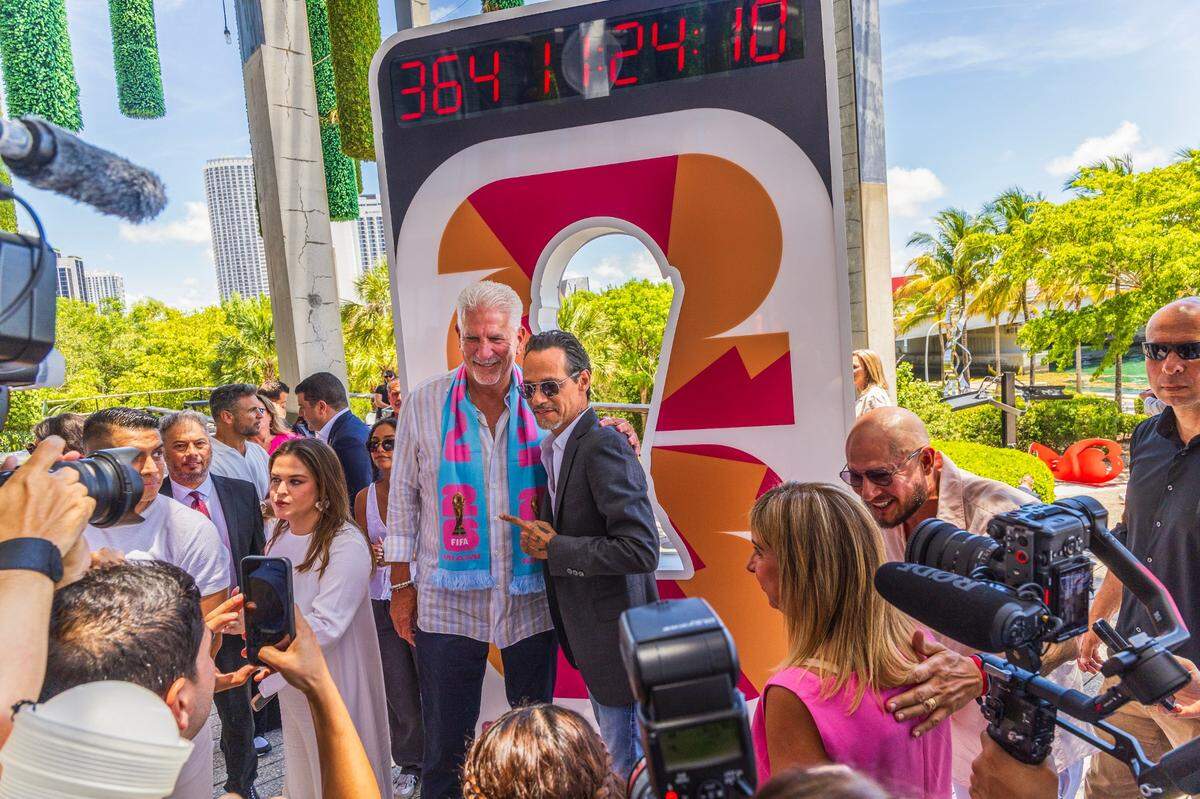 El invitado especial Marc Anthony y el empresario Rodney Barreto, del comité anfitrión, participan en el evento “One Year Out”, que celebra la cuenta regresiva de un año para el comienzo de la Copa Mundial FIFA 2026, el miércoles, 11 de junio de 2025, en el Pérez Art Museum Miami (PAMM).