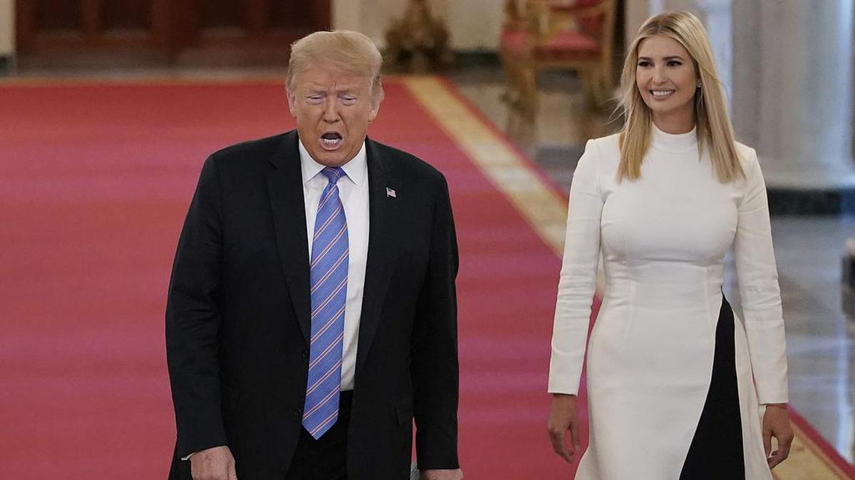 En esta foto de archivo, el presidente de Estados Unidos, Donald Trump, y la asesora de la Casa Blanca, Ivanka Trump, llegan a una reunión de la Junta Asesora de Políticas de Fuerza Laboral de Estados Unidos en el Salón Este de la Casa Blanca el 26 de junio de 2020 en Washington, DC.