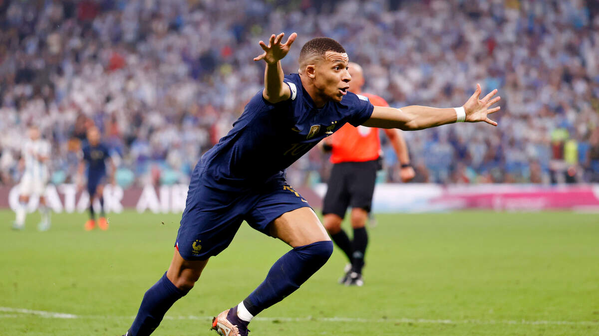 El francés Kylian Mbappé (en la foto), valorado en 180 millones de euros, como el noruego Erling Haaland, y el brasileño Vinícius Junior, en 150, son los tres futbolistas con mejor valor de mercado tras el final de la pasada temporada.