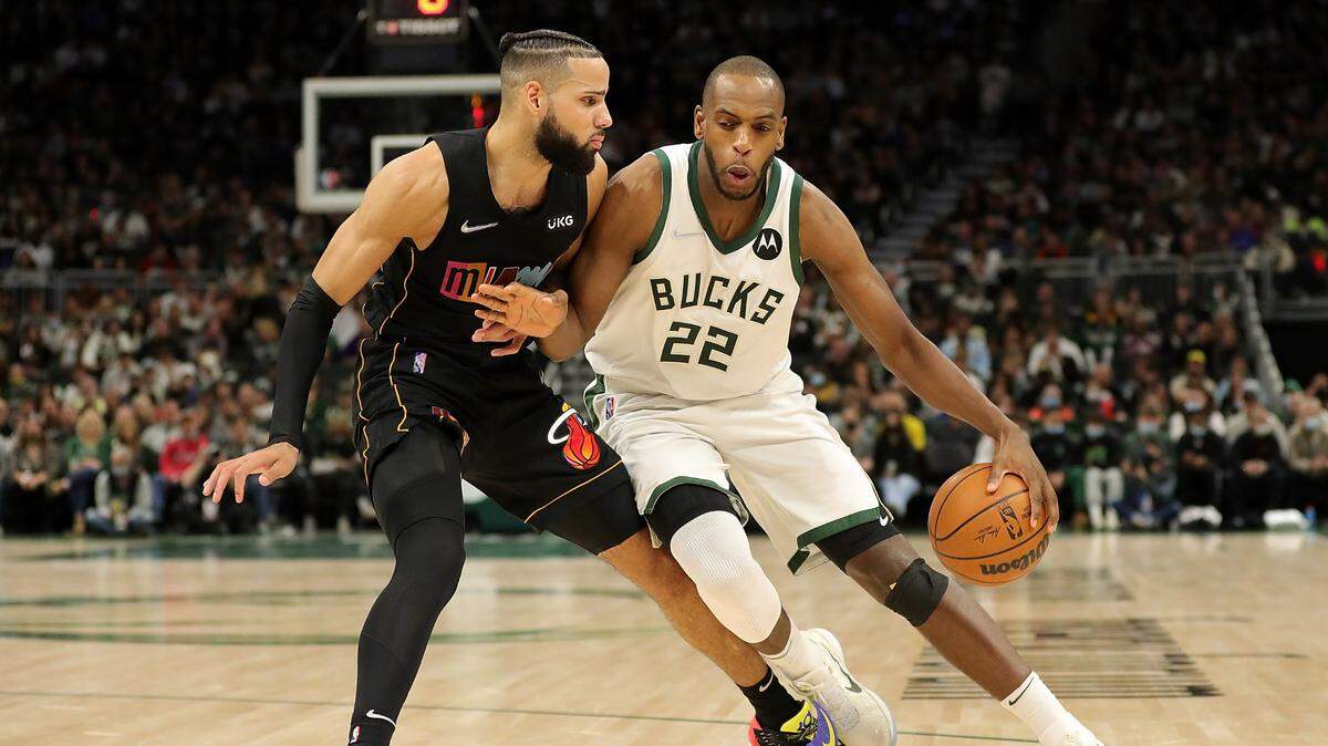 El jugador del Heat Caleb Martin (izq.) marca a Khris Middleton, de los Bucks, en el partido celebrado el 4 de diciembre de 2021 en Milwaukee.