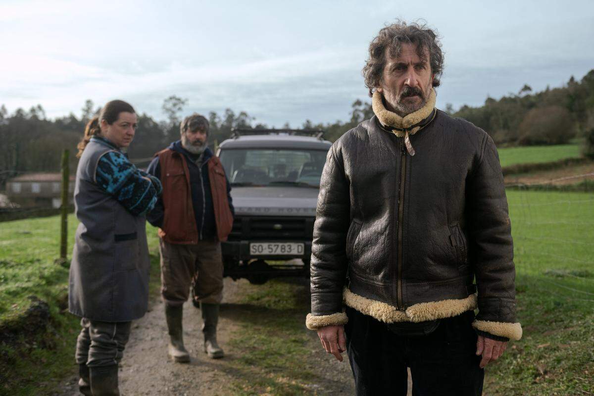 En Netflix la serie española ‘Animal’ (2025), en inglés ‘Old Dog, New Tricks’. La trama sigue a Antón, un veterinario de pocos modales que trabaja en un ficticio pueblo gallego de Topomorto. 