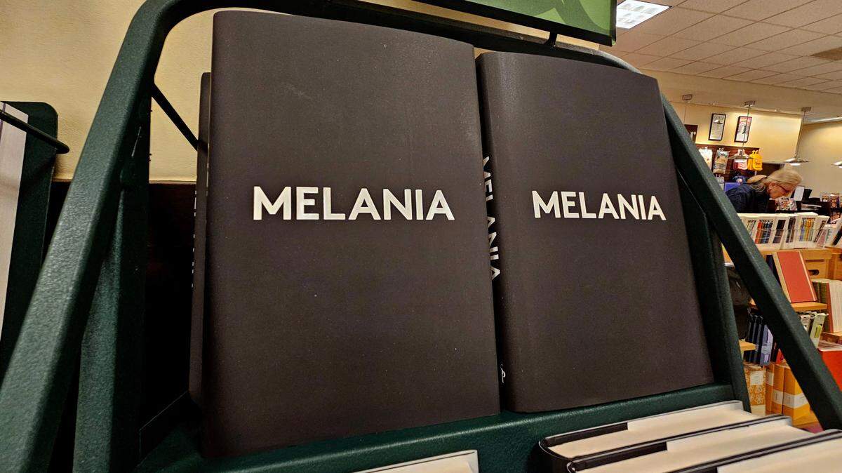El nuevo libro de Melania Trump en las estanterías de las tiendas Barnes and Noble y de los minoristas en línea de Nueva York el 9 de octubre de 2024.